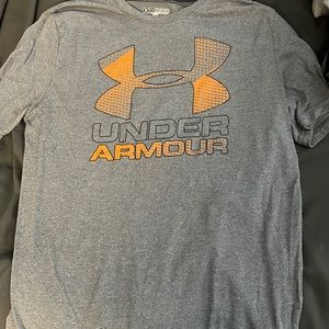 Under armor loose gray and orange t shirt (YXL)